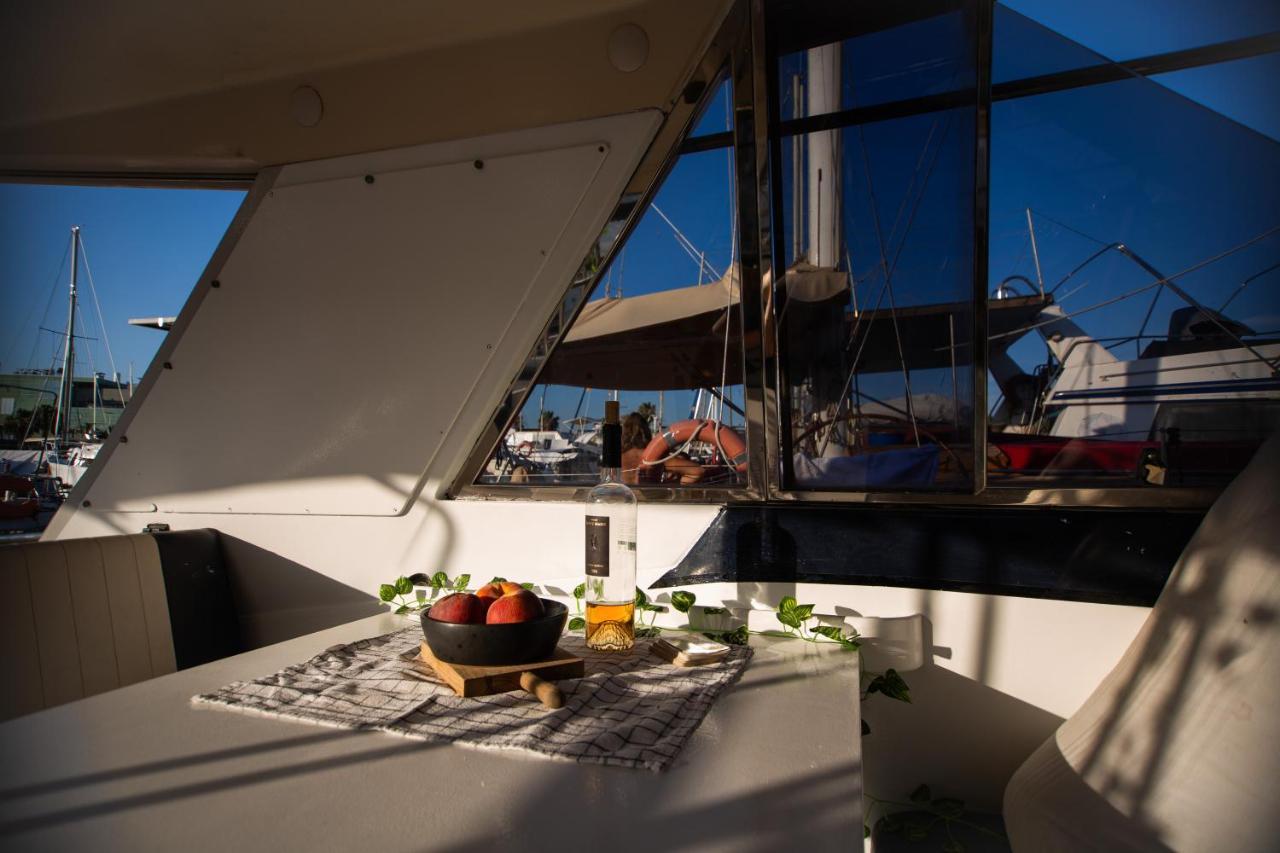 Magno II Boat Hotel Sant Adrià de Besòs Eksteriør billede