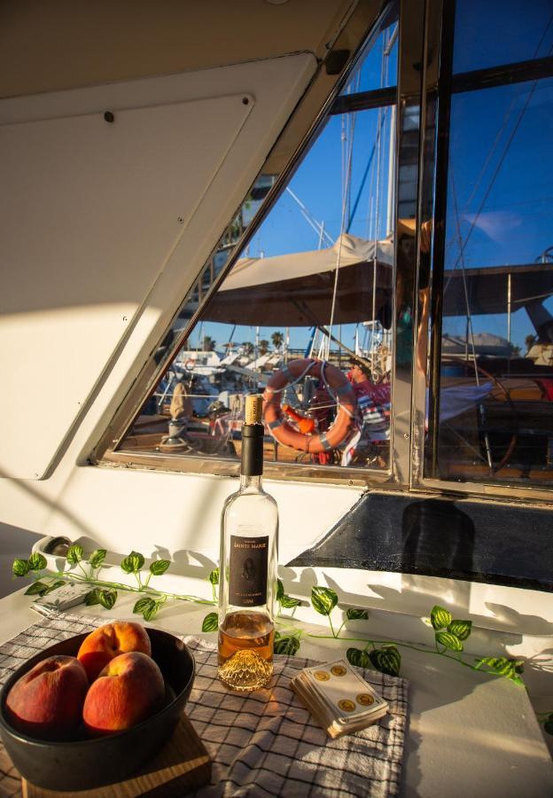Magno II Boat Hotel Sant Adrià de Besòs Eksteriør billede